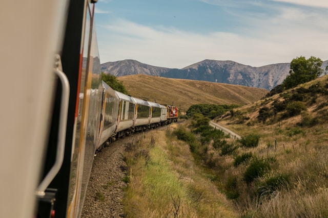 Pourquoi choisir le train pour un tourisme responsable : quels sont les avantages ?